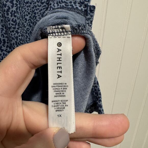 Athleta Breezy Scoop V Neck Tee Blue Leopard Size 1X - Picture 5 of 7